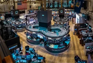 Traders and investors monitoring the US stock market trends