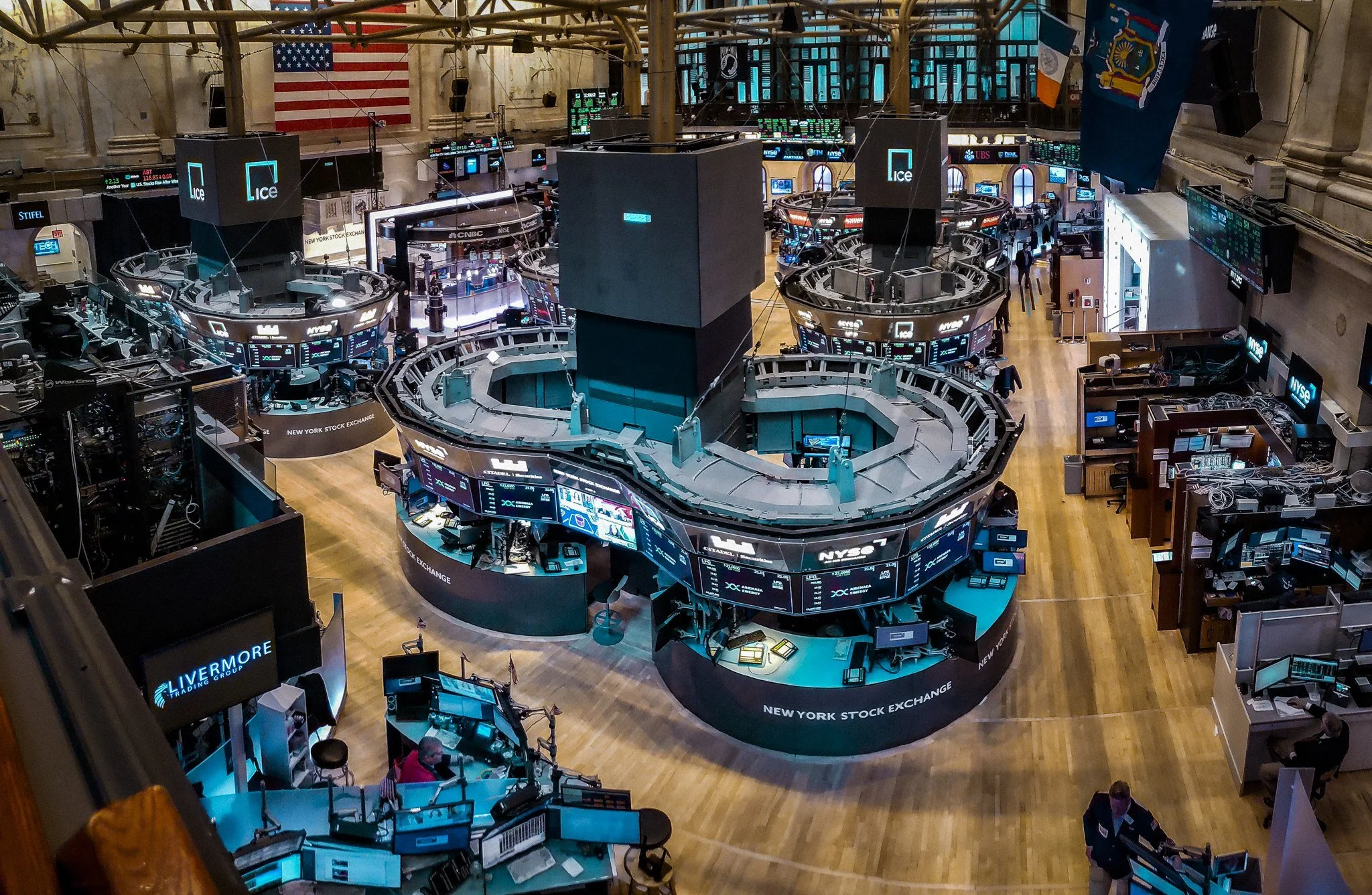 Traders and investors monitoring the US stock market trends
