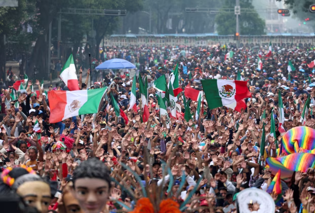 Thousands of fans attempting the massive Mexico City Mexican wave world record today