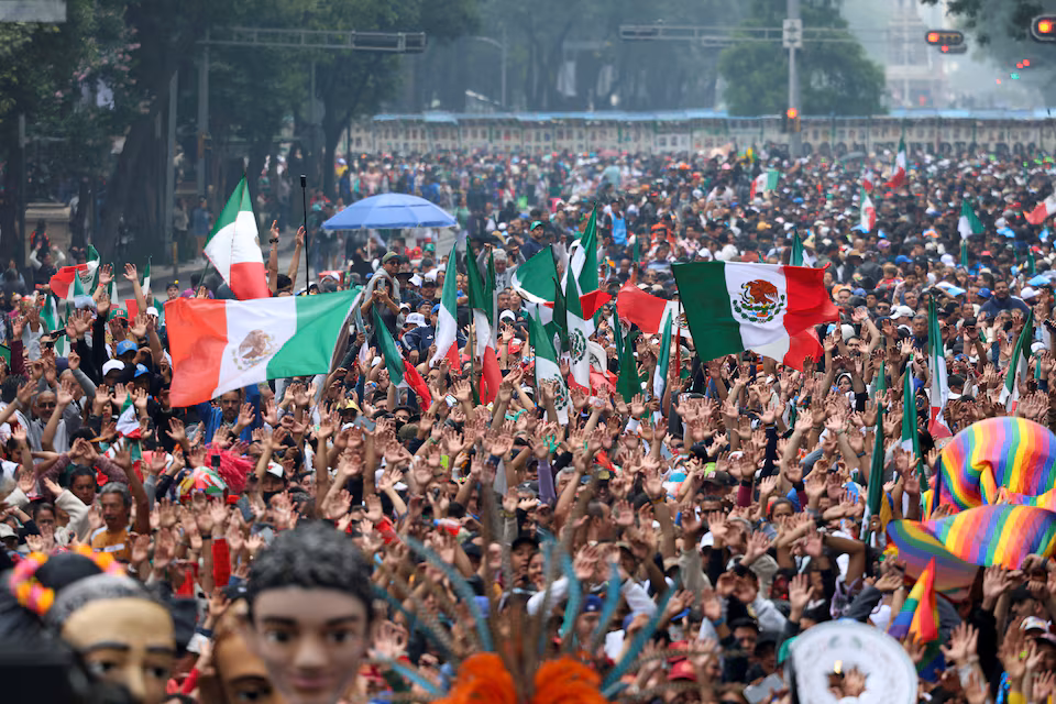 Thousands of fans attempting the massive Mexico City Mexican wave world record today